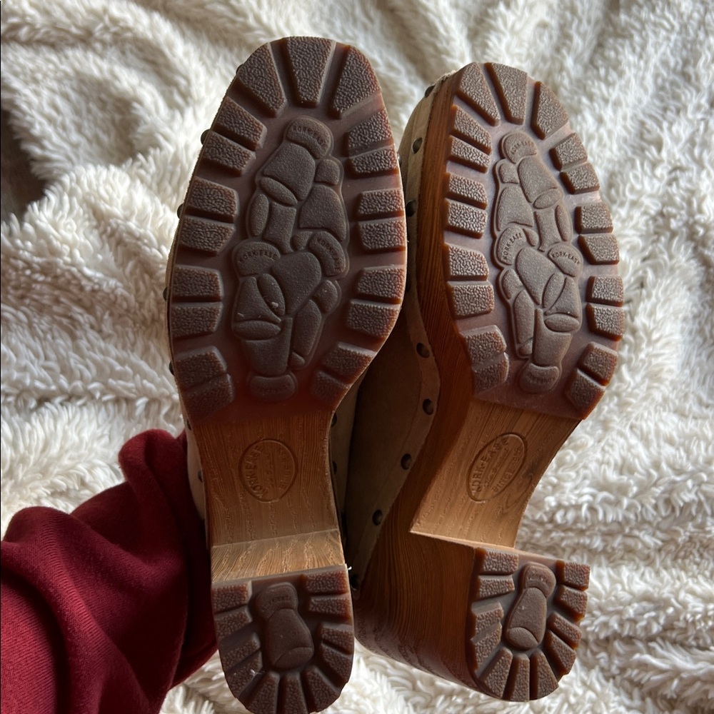 Kirk-Ease Women's Suede Clogs - Picture 4 of 4